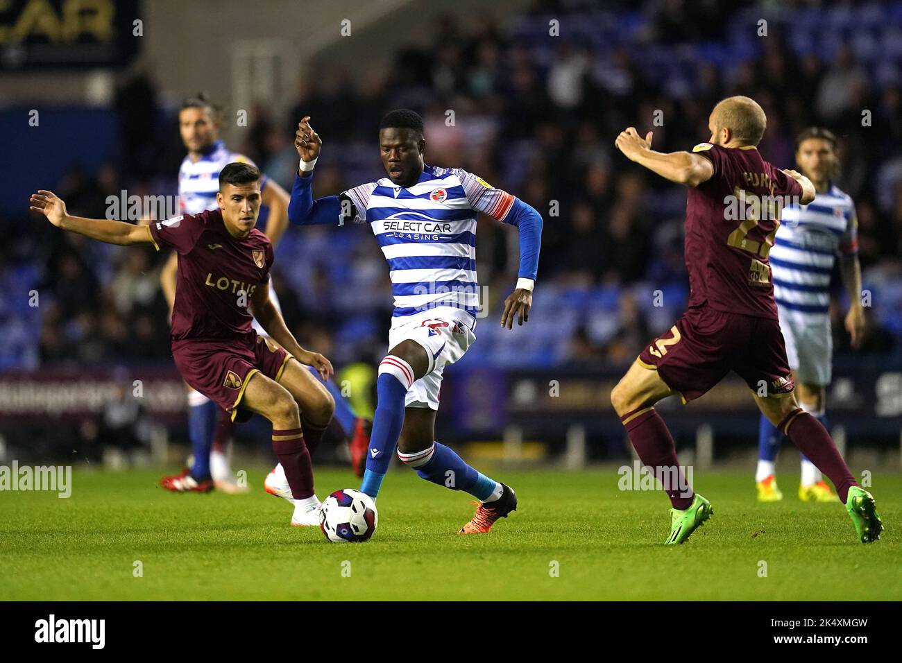 Mamadou Loum di Reading batte per la palla con Marcelino Nunez (a sinistra) e Teemu Pukki (a destra) di Norwich City durante la partita del Campionato Sky Bet allo Stadio Select Car Leasing di Reading. Data immagine: Martedì 4 ottobre 2022. Foto Stock