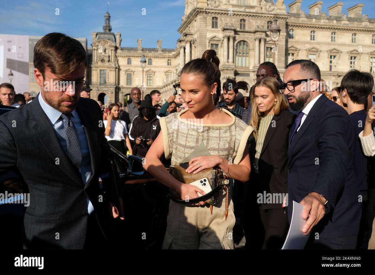 De nombreuses personnalités,actrices, manichins, influenzeuses se sont retrouvées au défilé Louis Vuitton dans le palais du Louvre à Paris Foto Stock