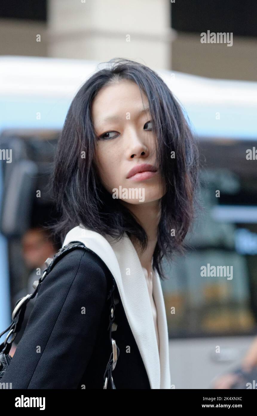 Sora Choi la top modèle à la sortie du défilé Louis Vuitton , rue de Rivoli devant le palais du Louvre à Paris Foto Stock