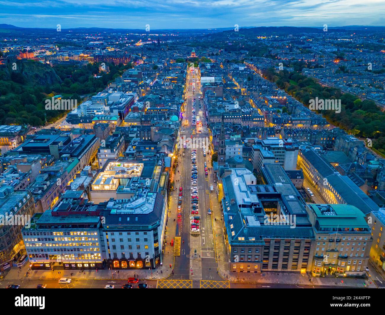Vista aerea al crepuscolo di George Street e skyline di Edinburgo New Town, Scozia, Regno Unito Foto Stock