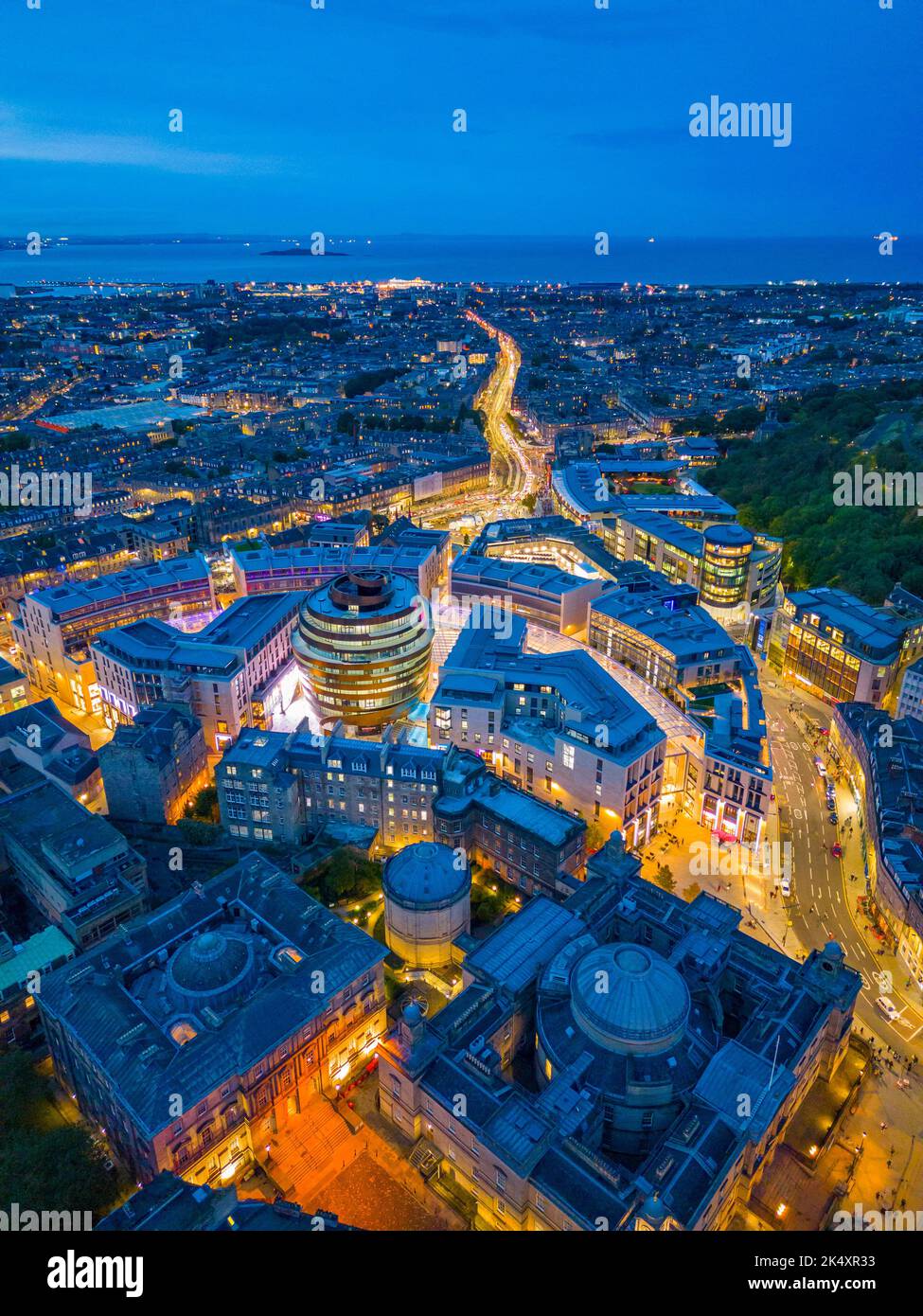 Vista aerea al tramonto del quartiere di St James e dello skyline di Edimburgo, Scozia, Regno Unito Foto Stock