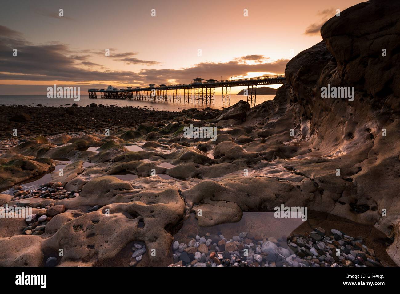 Alba sul Molo di Llandudno. Con la passeggiata vittoriana e il sole che sorge dietro Foto Stock
