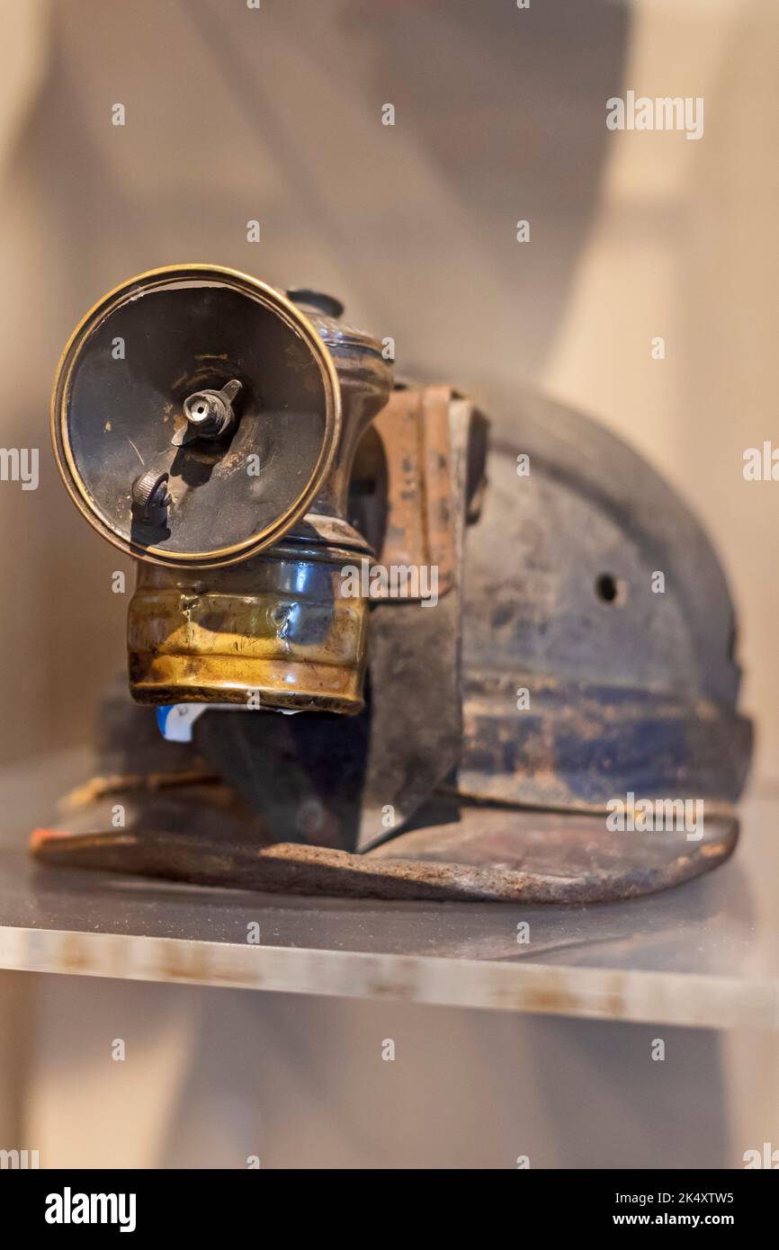 Beckley, West Virginia - Una lampada al carburo di un minatore fissata al suo casco in mostra al museo della miniera presso la miniera di carbone di Beckley Exhibition. Nella lampada, Foto Stock