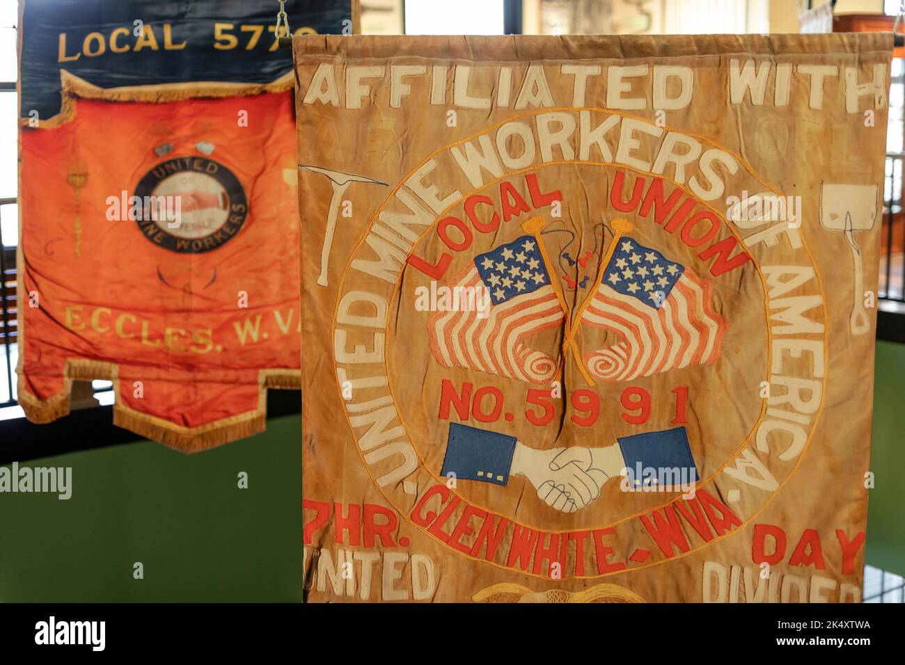 Beckley, West Virginia - Unged Mine Workers striscioni appesi al museo della miniera alla miniera di carbone di Beckley Exhibition. Foto Stock