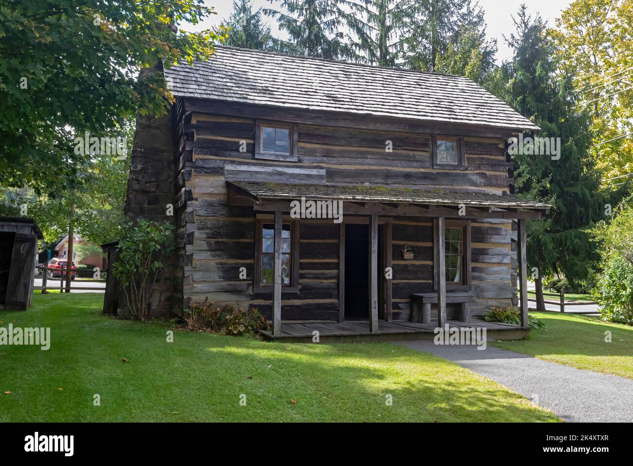 Beckley, West Virginia - Una casa di tronchi a due piani nella Mountain Homestead, un insediamento di frontiera Appalachiano che ricrea il modo in cui vivono i coloni di montagna Foto Stock