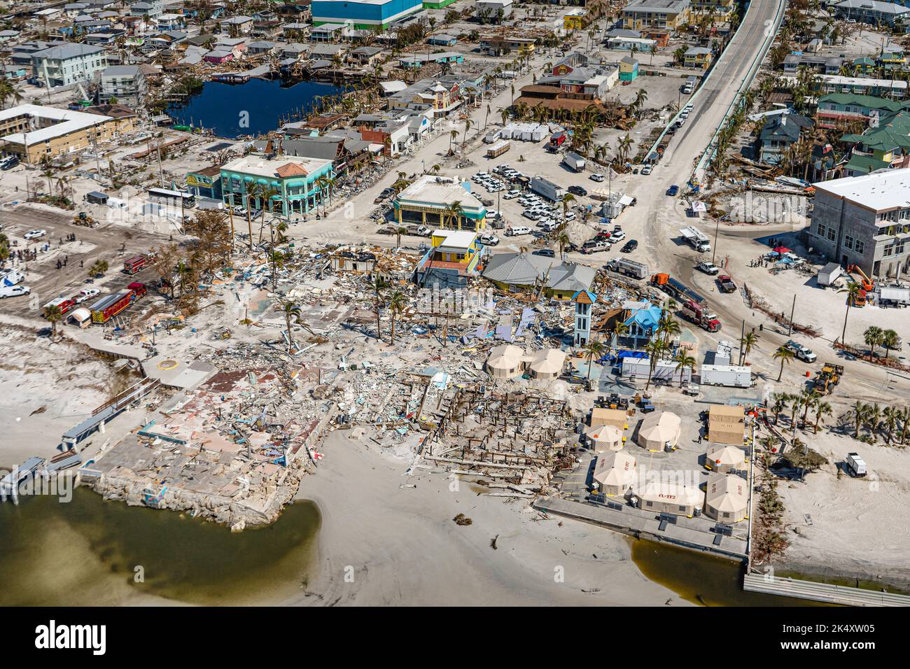 Vista aerea il 2 ottobre 2022, rivelando i danni catastrofici a Fort Myers Beach, Florida, dall'assalto dell'uragano Ian quattro giorni prima. (USA) Foto Stock