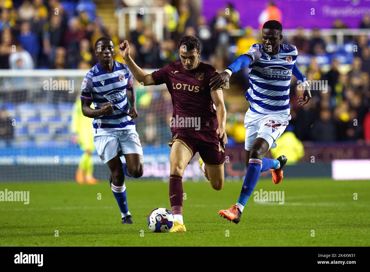 Il Liam Gibbs di Norwich City e il Mamadou Loum di Reading (a destra) si battono per la palla durante la partita del campionato Sky Bet allo stadio Select Car Leasing di Reading. Data immagine: Martedì 4 ottobre 2022. Foto Stock