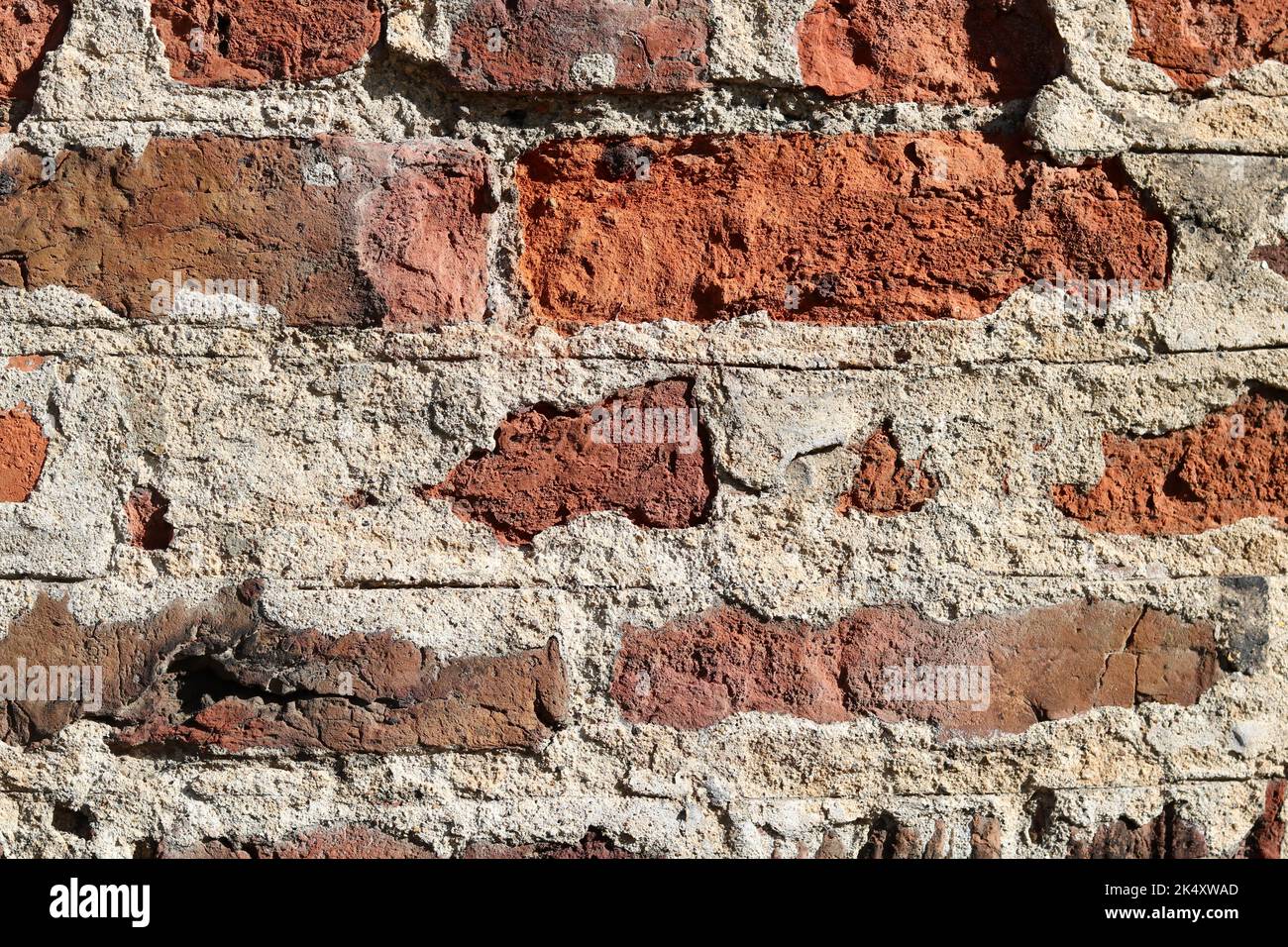 Cornice completa sfondo muro di mattoni grossolani scuri con un sacco di mortaio Foto Stock