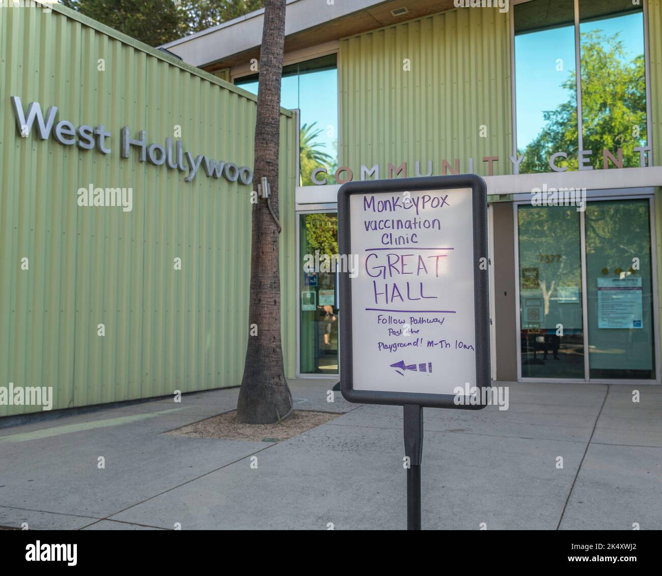 West Hollywood, CA, USA – 4 ottobre 2022: A Plummers Park viene pubblicato un cartello con la clinica di vaccinazione contro il vaiolo delle scimmie che dirige i pazienti su dove andare. Foto Stock