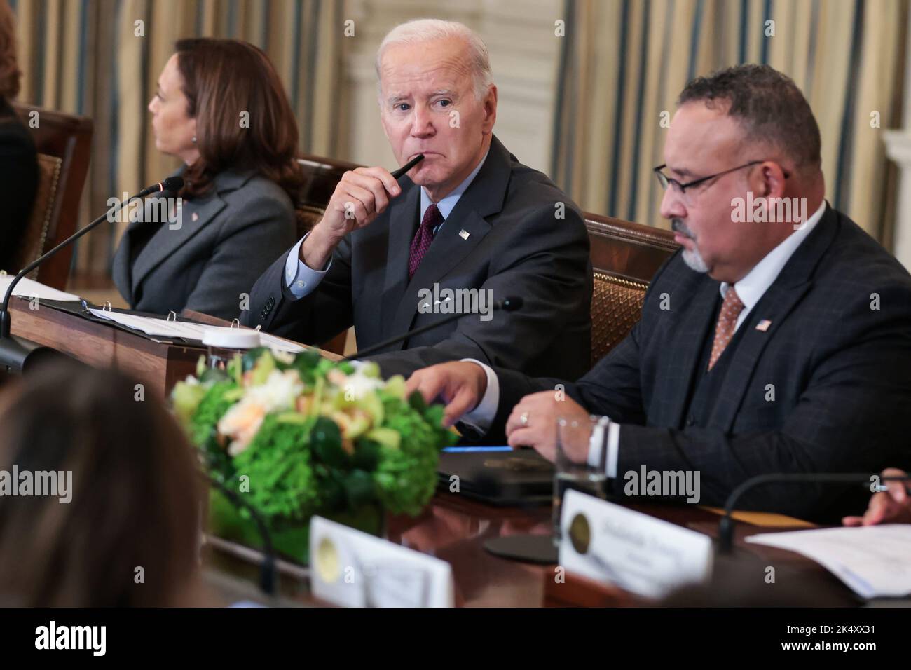 Washington, Stati Uniti. 04th Ott 2022. Il Vice Presidente Kamala Harris e il Segretario del Dipartimento dell'Istruzione Miguel Cardona (a destra) Ascolta mentre il Presidente Joe Biden parla durante una riunione della Task Force sull'accesso alla salute riproduttiva nella Sala da pranzo di Stato della Casa Bianca il 4 ottobre 2022 a Washington, DC. Foto di Oliver Contreras/UPI Credit: UPI/Alamy Live News Foto Stock