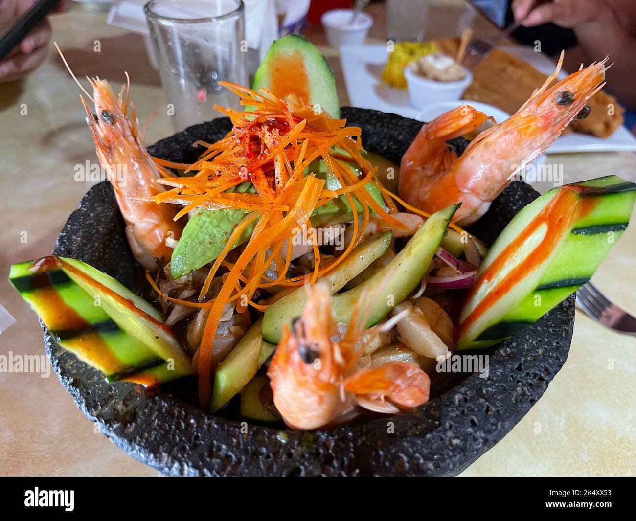 Molcajete con gamberi e frutti di mare, aguachile in un ristorante nella città eroica di Juchitán de Zaragoza, conosciuta semplicemente come Juchitán, è una città situata nello stato di Oaxaca, Messico. Juchitán è il destinatario della tradizione culturale zapotec (foto di Luis GutierrezNortePhoto) Molcajete con camarones y mariscos, aguachile en rerstaurante de la Heroica Ciudad de Juchitán de Zaragoza, conocida semplicemente como Juchitán, es una ciudad ubicada en el estado de Oaxaca, México. Juchitán es la receptora de la tradición zapoteca culturale (foto di Luis GutierrezNortePhoto) Foto Stock