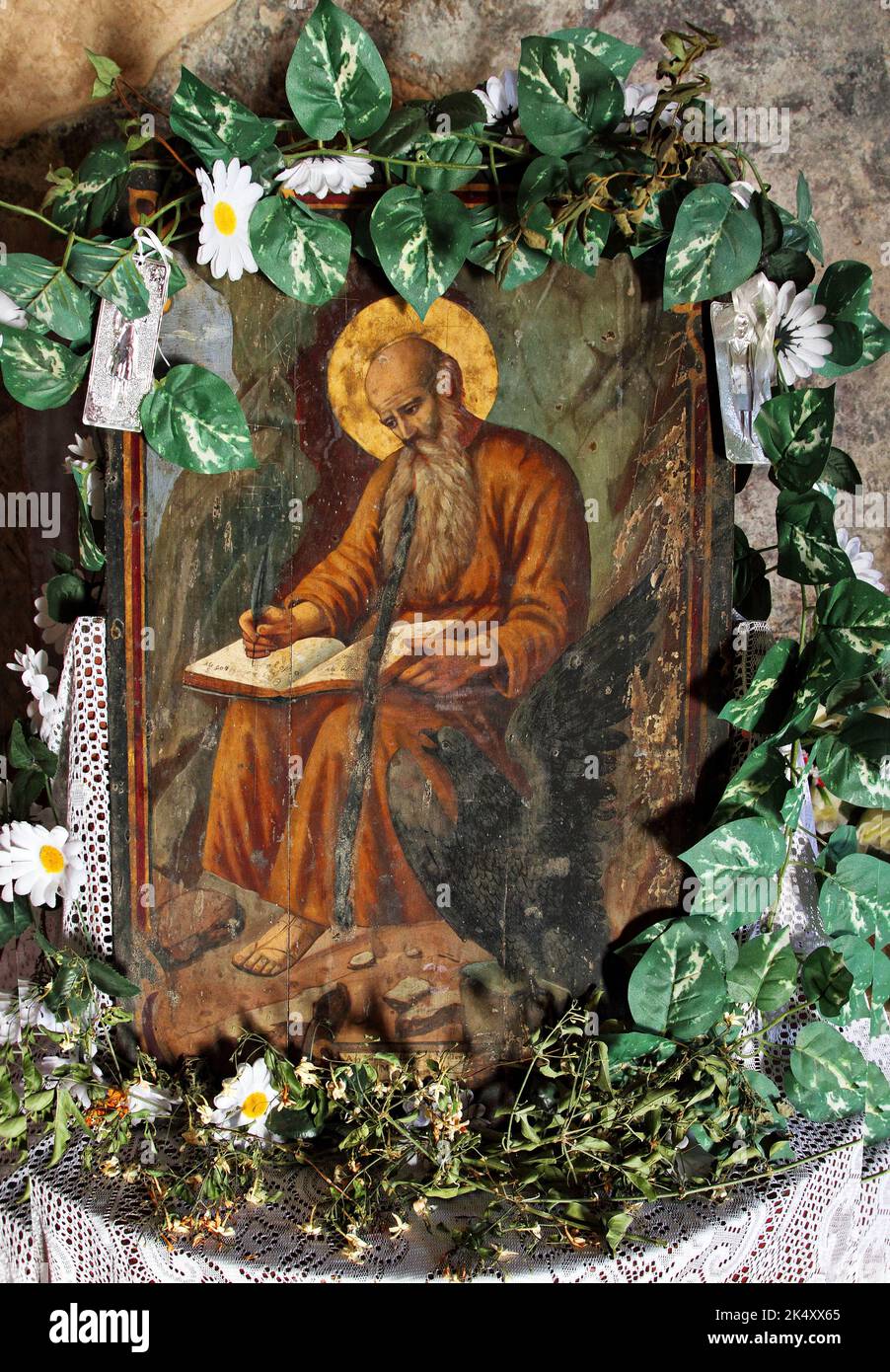 Giovanni l'evangelista scrive l'Apocalisse, come raffigurato in un'icona ortodossa greca, in un monastero ortodosso nell'isola di Creta, Grecia, Europa Foto Stock