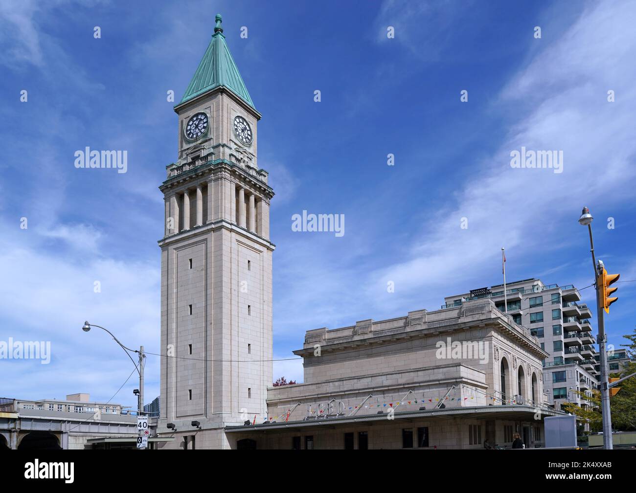 Toronto, Ontario, Canada - Ottobre 2022: Un'ex stazione ferroviaria passeggeri con una torre dell'orologio costruita nel 1916 è stata riprogettata come un LCBO liquor sto Foto Stock