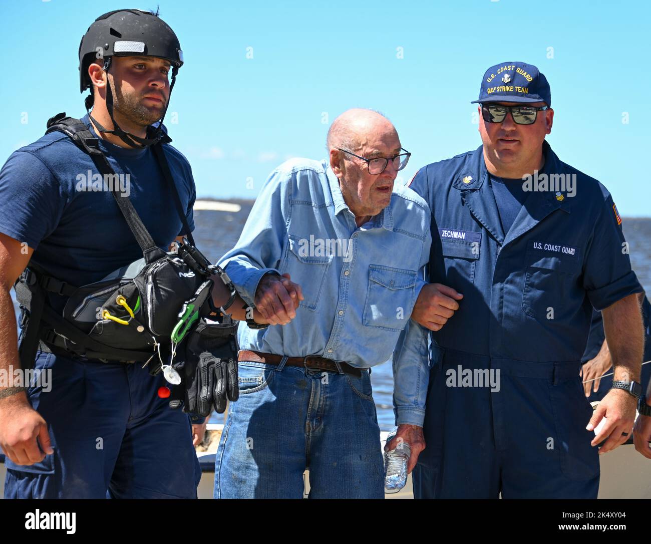 Il personale della Guardia Costiera del Golfo, dell'Atlantico e del Pacifico assiste la residenza di Pine Island, Florida, 2 ottobre 2022. Le forze sciopero hanno trasferito le persone bisognose nella terraferma della Florida per cercare rifugio e risorse. Foto della Guardia Costiera degli Stati Uniti di Petty Officer 3rd Classe Ian Gray. Foto Stock