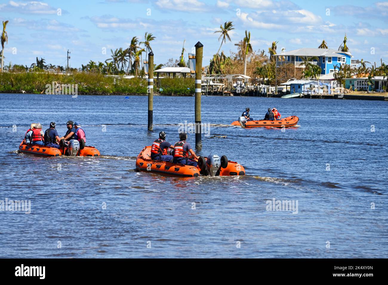 Il personale della Guardia Costiera del Golfo, dell'Atlantico e del Pacifico assiste la residenza di Pine Island, Florida, 2 ottobre 2022. Le forze sciopero hanno trasferito le persone bisognose nella terraferma della Florida per cercare rifugio e risorse. Foto della Guardia Costiera degli Stati Uniti di Petty Officer 3rd Classe Ian Gray. Foto Stock