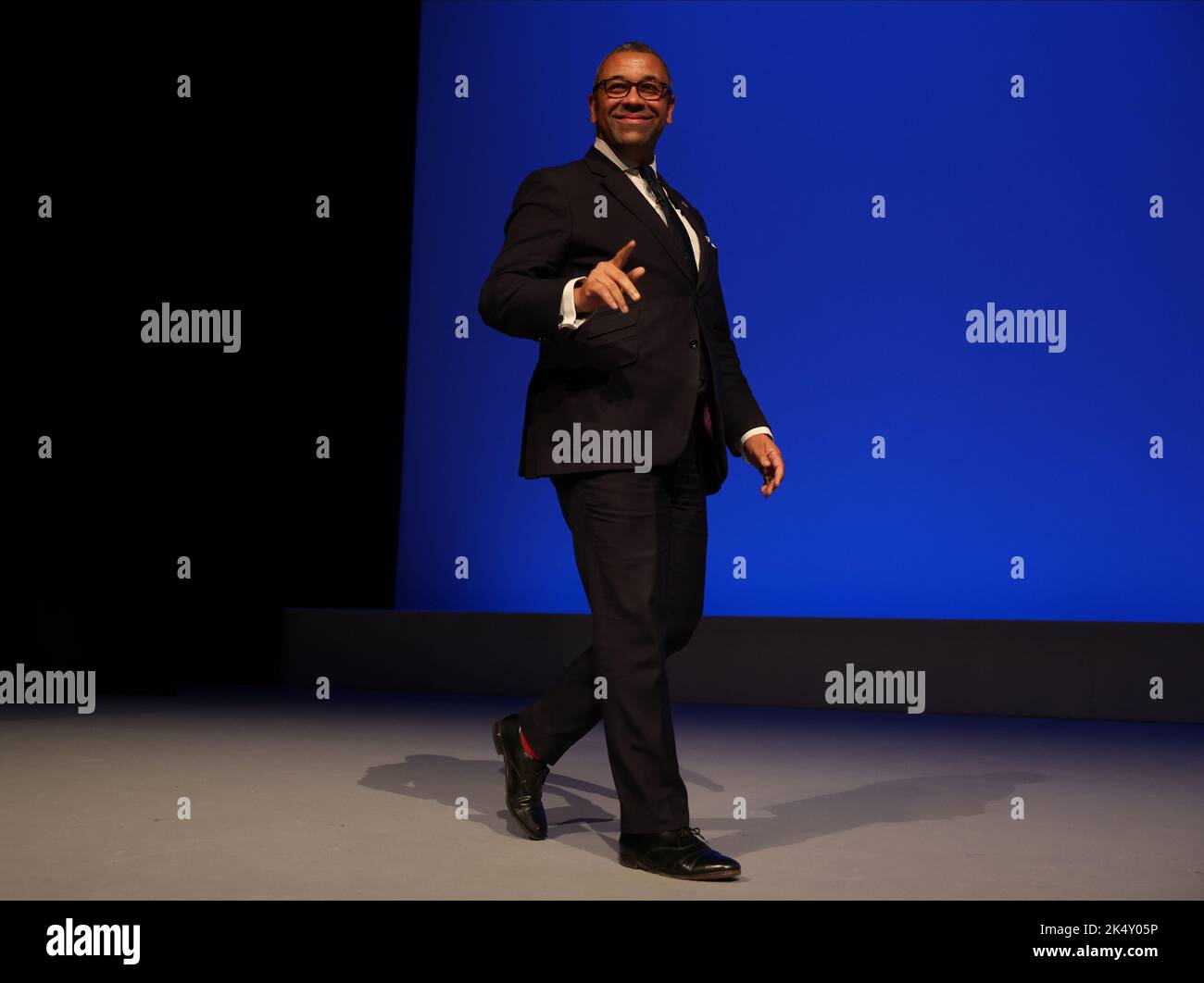 Birmingham, Regno Unito. 4 ottobre 2022. Il Segretario di Stato per gli Affari esteri, del Commonwealth e dello sviluppo, James, prende spaventato per tenere il suo discorso durante la conferenza annuale del Partito conservatore presso l'International Convention Centre di Birmingham. Data immagine: Lunedì 4 ottobre 2022. Credit: Isabel Infantes/Empics/Alamy Live News Foto Stock