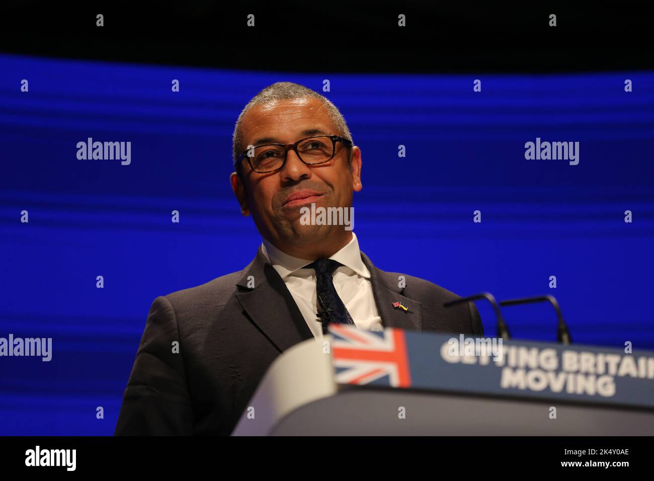 Birmingham, Regno Unito. 4 ottobre 2022. Il Segretario di Stato per gli Affari esteri, del Commonwealth e dello sviluppo, James, ha tenuto il suo discorso durante la conferenza annuale del Partito conservatore presso l'International Convention Centre di Birmingham. Data immagine: Lunedì 4 ottobre 2022. Credit: Isabel Infantes/Empics/Alamy Live News Foto Stock