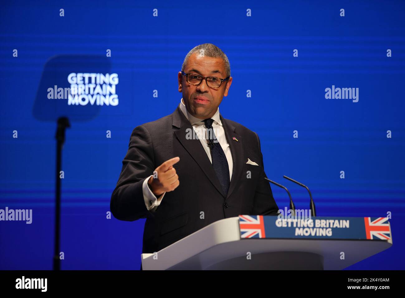 Birmingham, Regno Unito. 4 ottobre 2022. Il Segretario di Stato per gli Affari esteri, del Commonwealth e dello sviluppo, James, ha tenuto il suo discorso durante la conferenza annuale del Partito conservatore presso l'International Convention Centre di Birmingham. Data immagine: Lunedì 4 ottobre 2022. Credit: Isabel Infantes/Empics/Alamy Live News Foto Stock