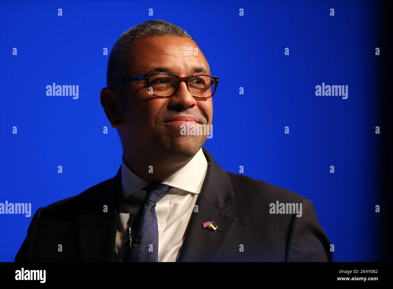 Birmingham, Regno Unito. 4 ottobre 2022. Il Segretario di Stato per gli Affari esteri, del Commonwealth e dello sviluppo, James, ha tenuto il suo discorso durante la conferenza annuale del Partito conservatore presso l'International Convention Centre di Birmingham. Data immagine: Lunedì 4 ottobre 2022. Credit: Isabel Infantes/Empics/Alamy Live News Foto Stock