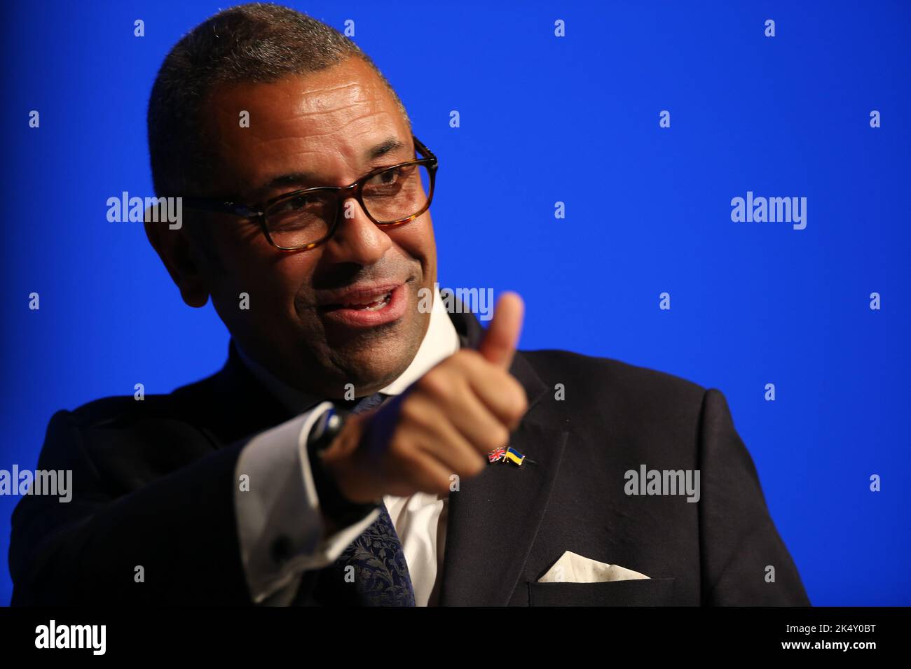 Birmingham, Regno Unito. 4 ottobre 2022. Il Segretario di Stato per gli Affari esteri, del Commonwealth e dello sviluppo, James, ha tenuto il suo discorso durante la conferenza annuale del Partito conservatore presso l'International Convention Centre di Birmingham. Data immagine: Lunedì 4 ottobre 2022. Credit: Isabel Infantes/Empics/Alamy Live News Foto Stock