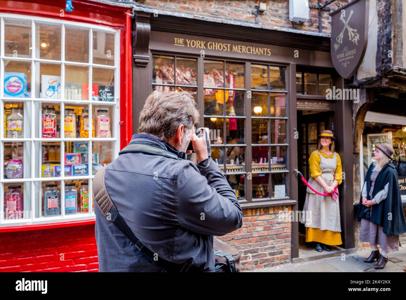 Il proprietario di affari femminile di York Ghost Merchant in piedi fuori del negozio di fantasmi in Shambles, York, Yorkshire, Inghilterra. Foto Stock