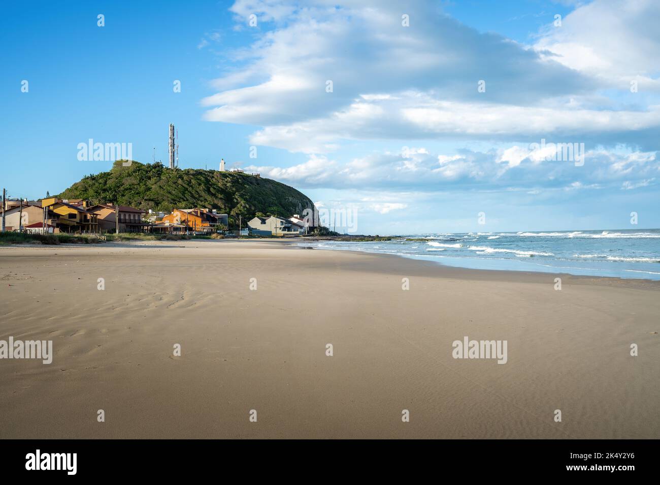 Praia da Cal Beach e Lighthouse Hill (Morro do Farol) - Torres, Rio Grande do sul, Brasile Foto Stock