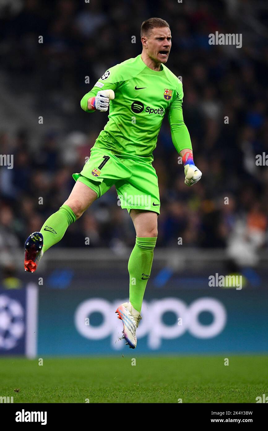 Milano, Italia. 04 ottobre 2022. Marc-Andre ter Stegen del FC Barcelona celebra la partita di calcio della UEFA Champions League tra il FC Internazionale e il FC Barcelona. Credit: Nicolò campo/Alamy Live News Foto Stock
