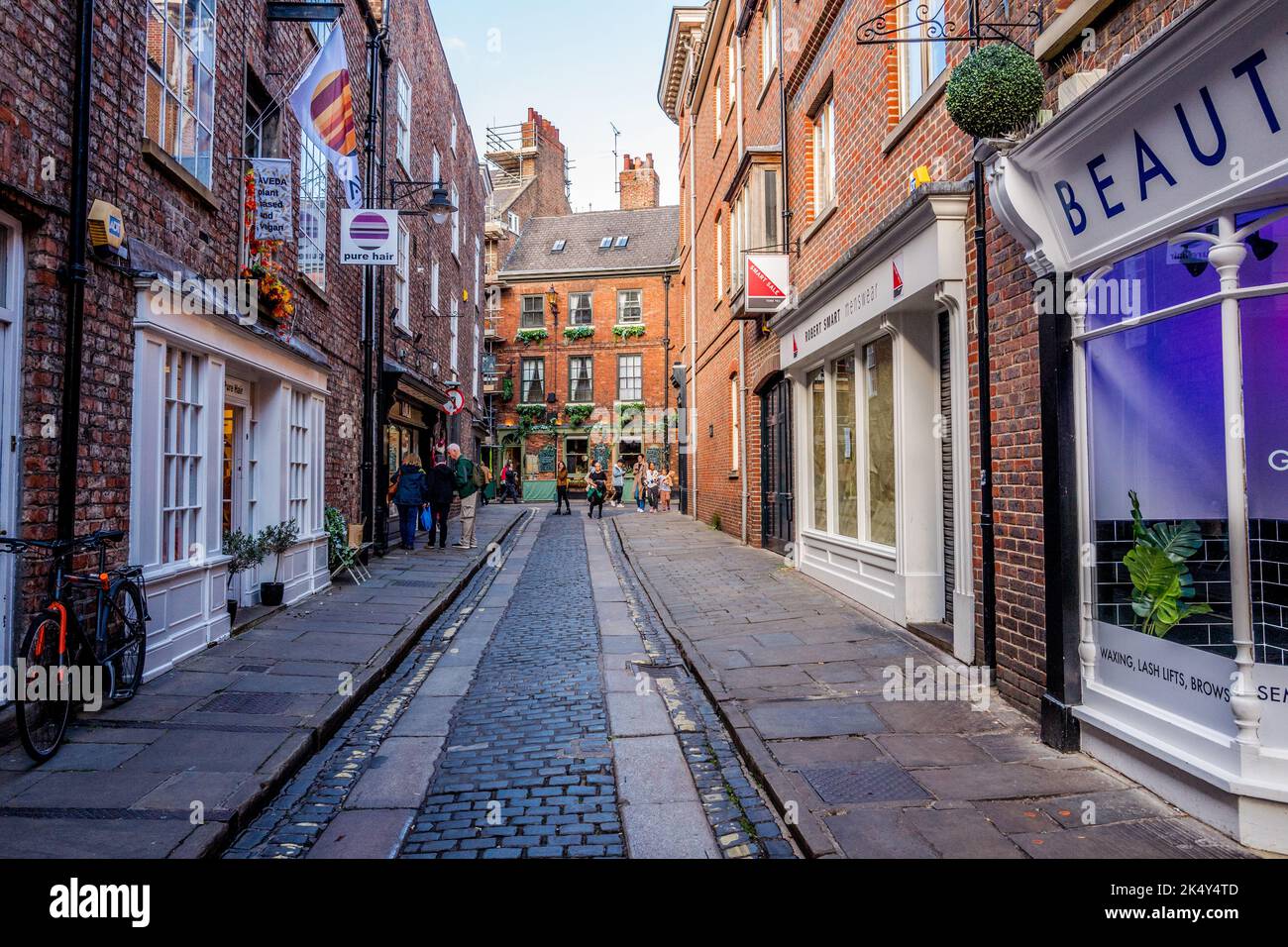 Le strade acciottolate della città di york, Yorkshire, Inghilterra, sono molto interne. Foto Stock