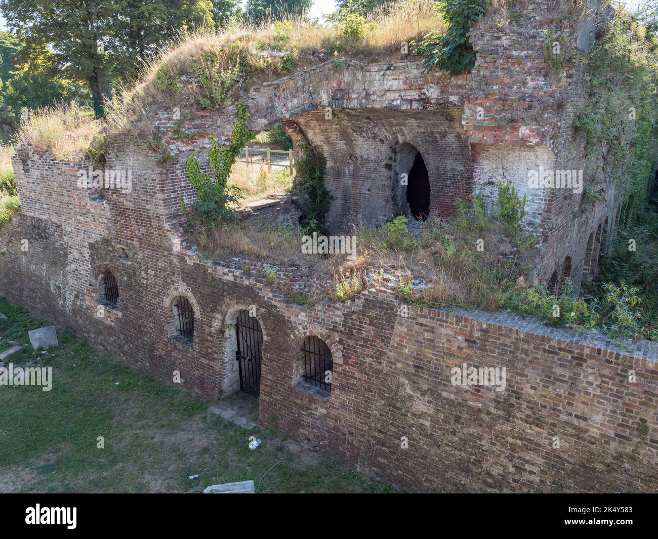 Sezione in rovina al centro di Fort Amherst che si affaccia sul fiume Medway a Chatham, Kent, Regno Unito. Foto Stock