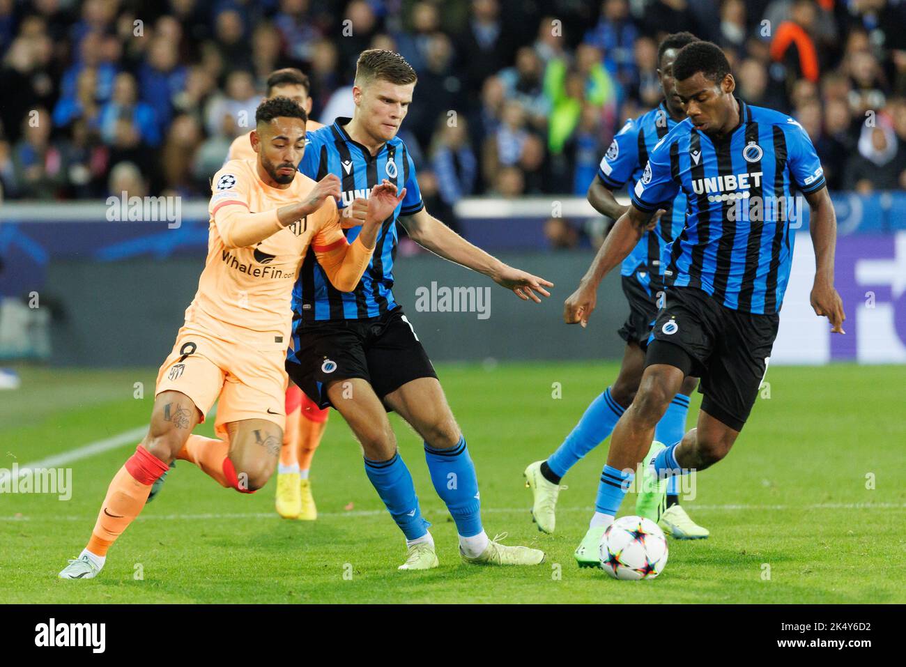 Brugge, Belgio. 04th Ott 2022. Matheus Cunha dell'Atletico e Raphael Onyedika del Club combattono per la palla durante una partita di calcio tra il Club belga Brugge KV e l'Atletico spagnolo di Madrid, martedì 04 ottobre 2022 a Brugge, il giorno 3/6 della tappa di gruppo della UEFA Champions League. BELGA PHOTO KURT DESPLENTER Credit: Belga News Agency/Alamy Live News Foto Stock