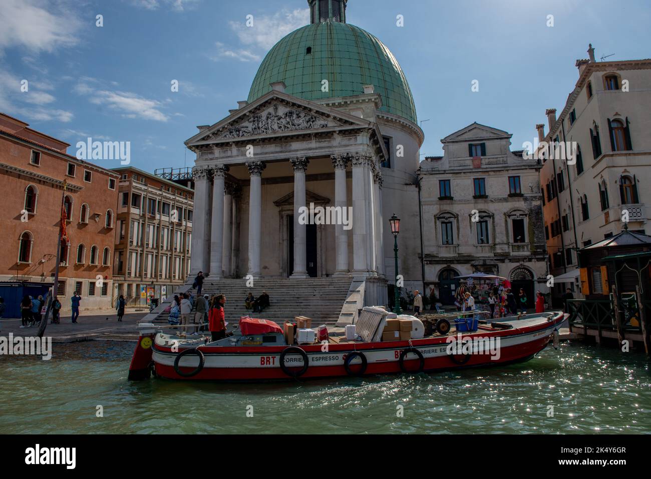 Venezia Italia 27 settembre 2022: Consegna a domicilio in battello a Venezia Foto Stock