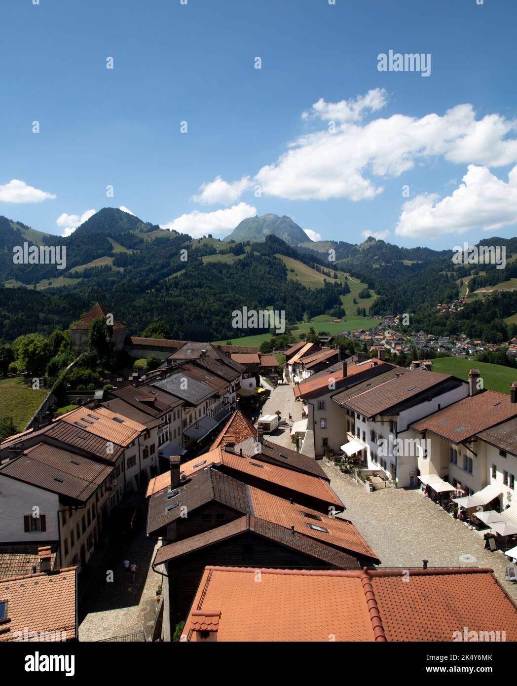 Vista sulla strada principale di Gruyères Svizzera Foto Stock