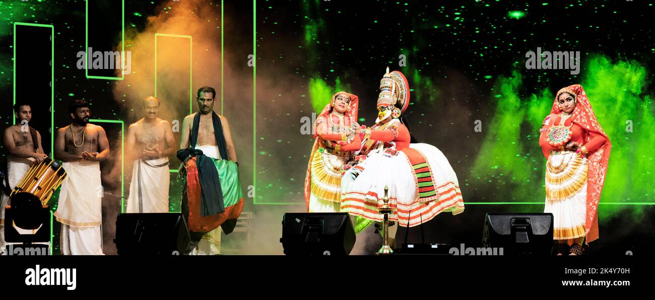 Kathakali è una forma principale di danza indiana classica. Si tratta di un genere d'arte di "gioco a canne", ma si distingue per il suo elaborato e colorato make-up, Foto Stock