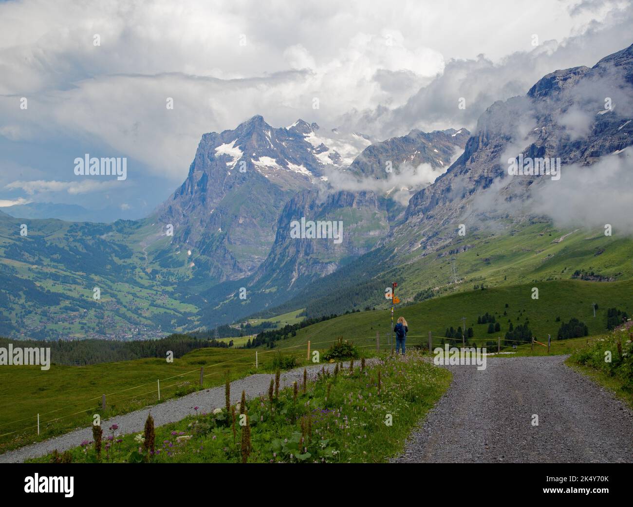 Un visitatore sulla strada per Jungfraujoch presso la città di Kleine Scheidegg ammira il panorama Foto Stock