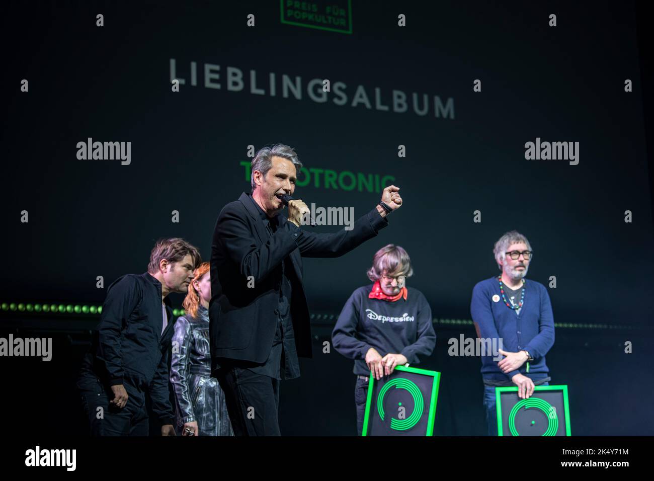 Berlino, Germania. 04th Ott 2022. Il cantante Dirk von Lowtzow della band Tocotronic è in scena alla cerimonia di premiazione del Premio per la cultura pop dopo aver vinto il premio per il Favorite Album. Il premio, presentato dall'Associazione per la promozione della Cultura Pop, viene presentato per la sesta volta. Credit: Fabian Sommer/dpa/Alamy Live News Foto Stock