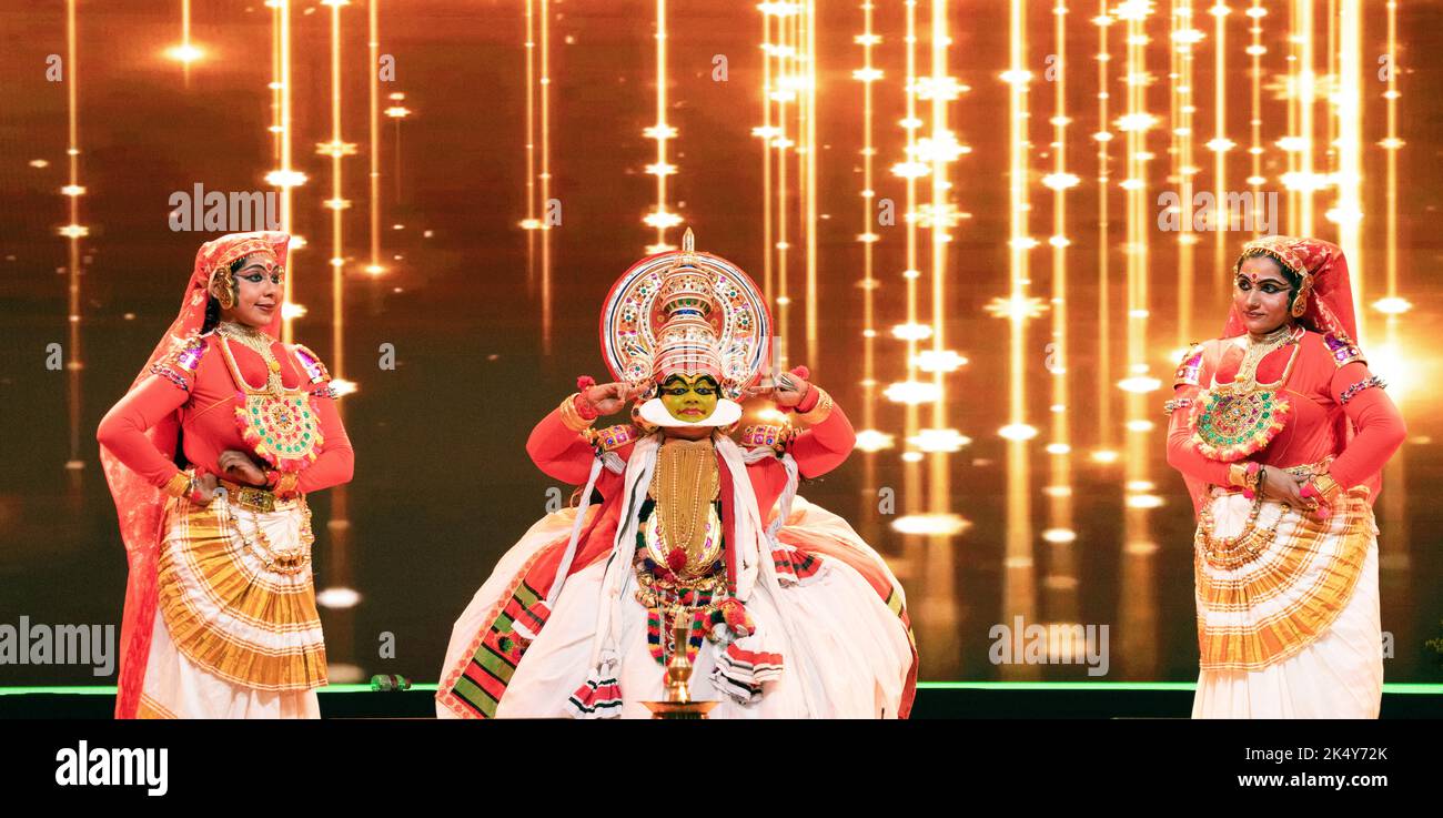 Kathakali è una forma principale di danza indiana classica. Si tratta di un genere d'arte di "gioco a canne", ma si distingue per il suo elaborato e colorato make-up, Foto Stock