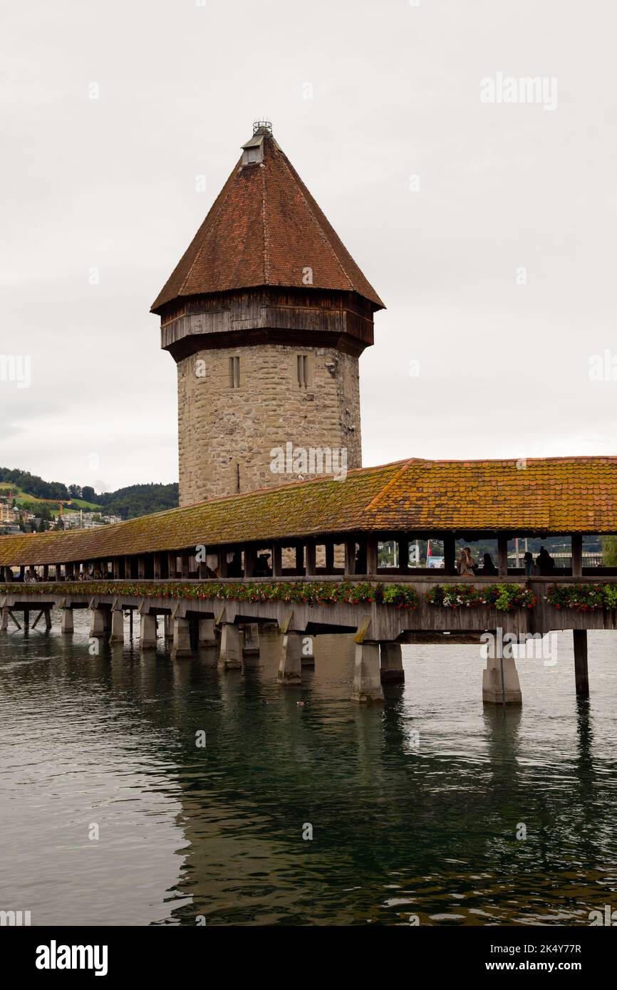 Kapellbrücke (Ponte della Cappella) è un ponte pedonale coperto in legno che attraversa il fiume Reuss a Lucerna e il suo punto di riferimento più famoso Foto Stock