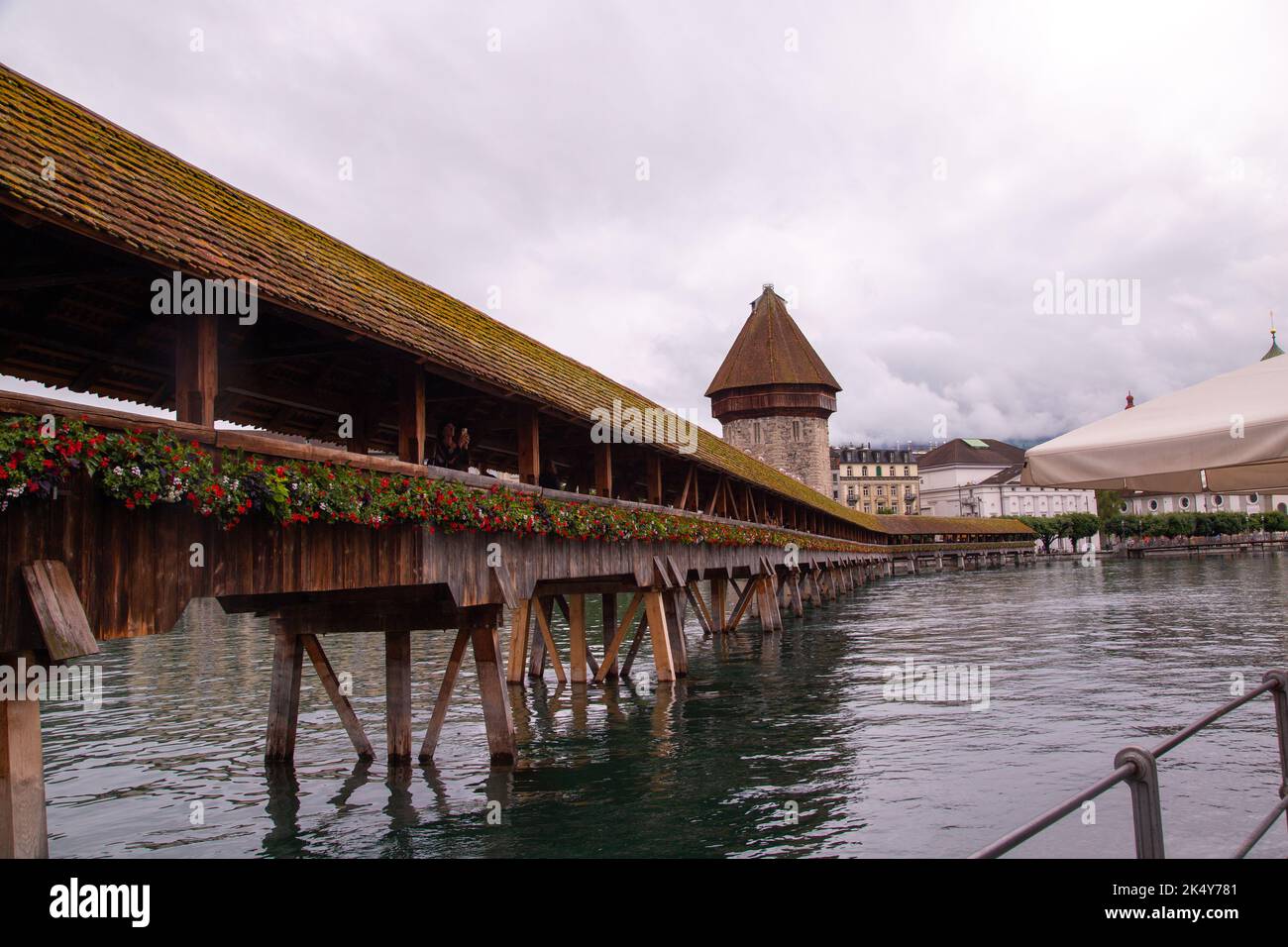 Kapellbrücke (Ponte della Cappella) è un ponte pedonale coperto in legno che attraversa il fiume Reuss a Lucerna e il suo punto di riferimento più famoso Foto Stock