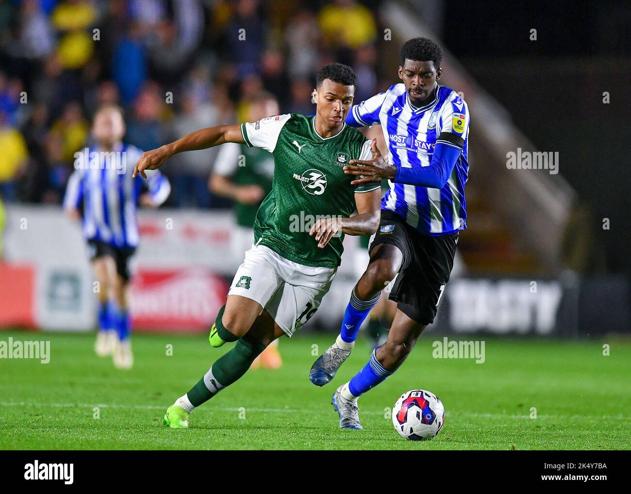 Plymouth Argyle avanti Morgan Whittaker (19) passa Sheffield Mercoledì centrocampista Josh Windass (11) durante la partita Sky Bet League 1 Plymouth Argyle vs Sheffield Mercoledì a Home Park, Plymouth, Regno Unito, 4th ottobre 2022 (Foto di Stanley Kasala/News Images) Foto Stock