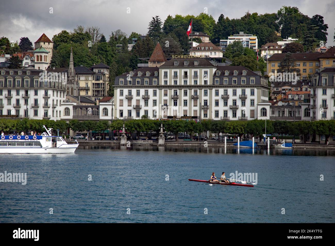 La città di Lucerna sulle rive del lago di Lucerna con kayak, barche e un porto turistico Foto Stock