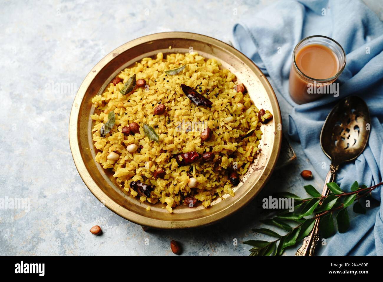 Tamarind POHA o Puri Aval - prima colazione indiana con riso appiattito Foto Stock