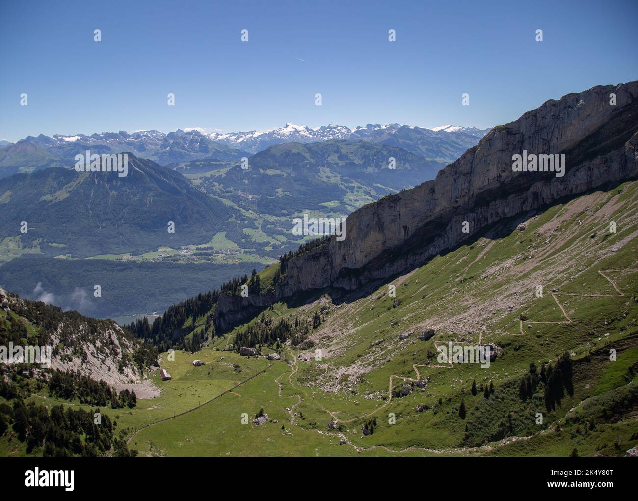 Vista ascendente fino alla cima del Monte Pilatus, Lucerna, Svizzera con il sentiero per escursionisti sulla sinistra della foto Foto Stock