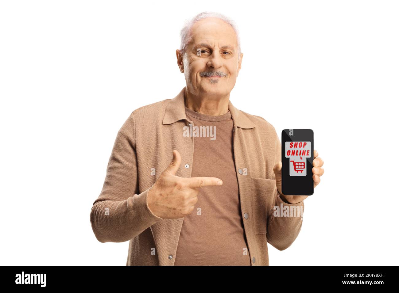 Uomo maturo che indica uno smartphone con negozio di testi online isolato su sfondo bianco Foto Stock