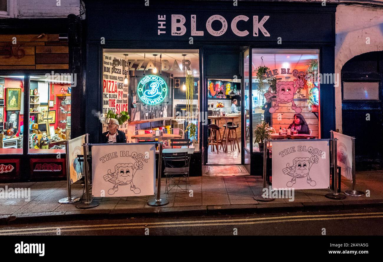 The Block, una pizzeria in stile Street food, ristoranti da asporto o da asporto con clienti all'interno e all'esterno che fumano nella città di York, Yorkshire. Foto Stock