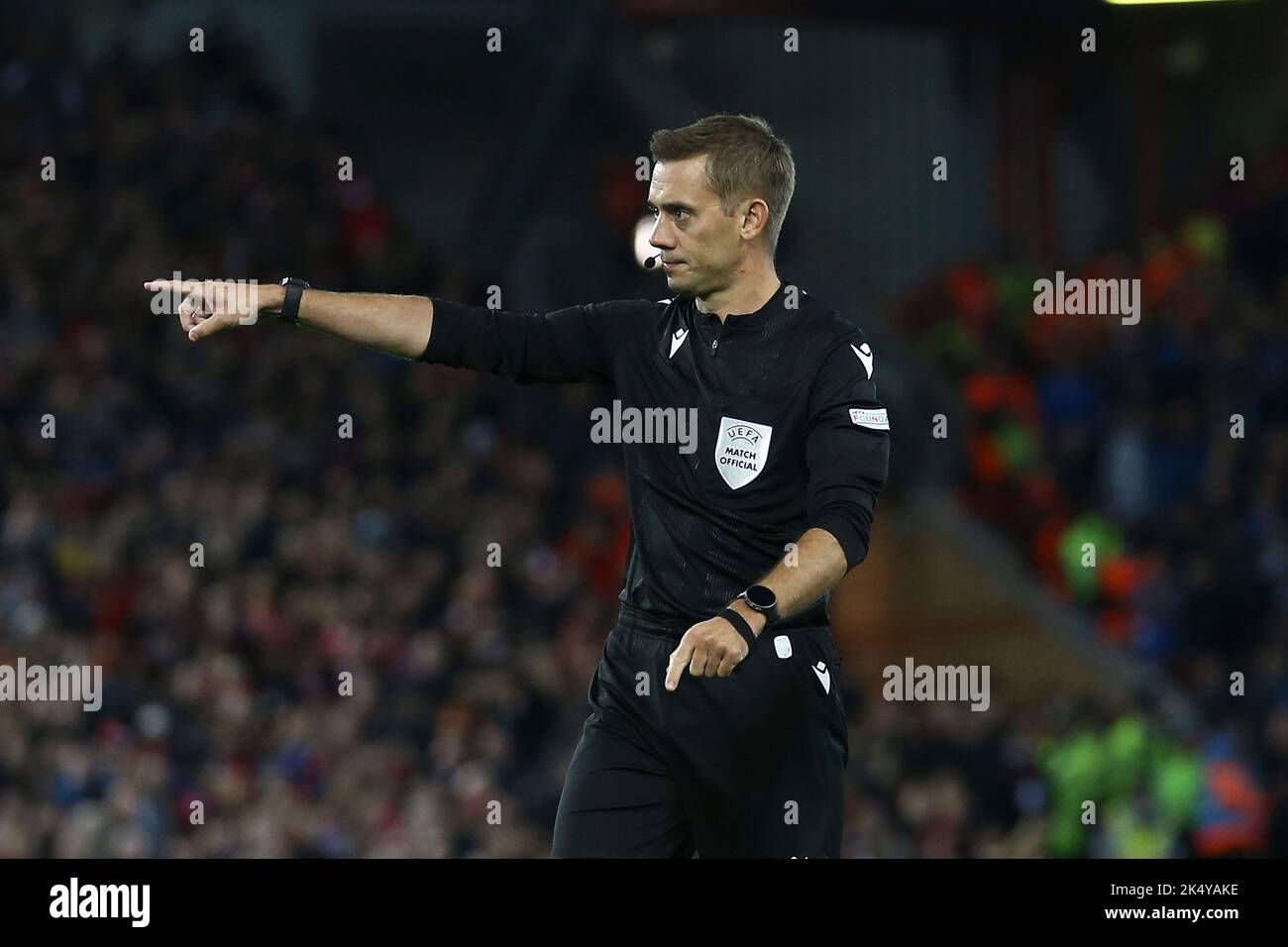 Liverpool, Regno Unito. 04th Ott 2022. L'arbitro Clement Turpin assegna una penalità a Liverpool. UEFA Champions League, partita di gruppo A, Liverpool / Rangers all'Anfield Stadium di Liverpool martedì 4th ottobre 2022. Questa immagine può essere utilizzata solo per scopi editoriali. Solo per uso editoriale, licenza richiesta per uso commerciale. Nessun utilizzo nelle scommesse, nei giochi o nelle pubblicazioni di un singolo club/campionato/giocatore. pic di Chris Stading/Andrew Orchard SPORTS photography/Alamy Live news Credit: Andrew Orchard SPORTS photography/Alamy Live News Foto Stock