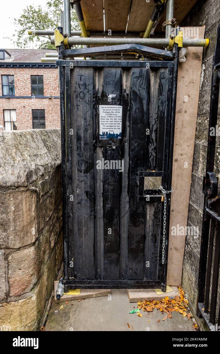 Notate che una porta con lucchetto nero, questa parte del muro di york Micklegate Bar sara' chiusa, York. Foto Stock