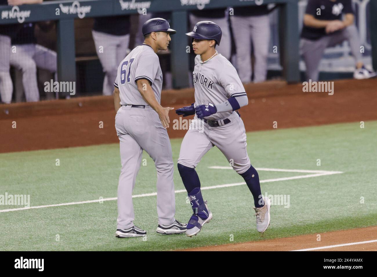 Arlington, Stati Uniti. 04th Ott 2022. New York Yankees giusto campo Oswaldo Cabrera (95) High fives New York Yankees terzo allenatore di base Luis Rojas (67) dopo aver colpito una corsa a casa durante la partita tra i Texas Rangers e i New York Yankees al Globe Life Field di Arlington, Texas, martedì 4 ottobre 2022. Foto di Matt Pearce/UPI Credit: UPI/Alamy Live News Foto Stock