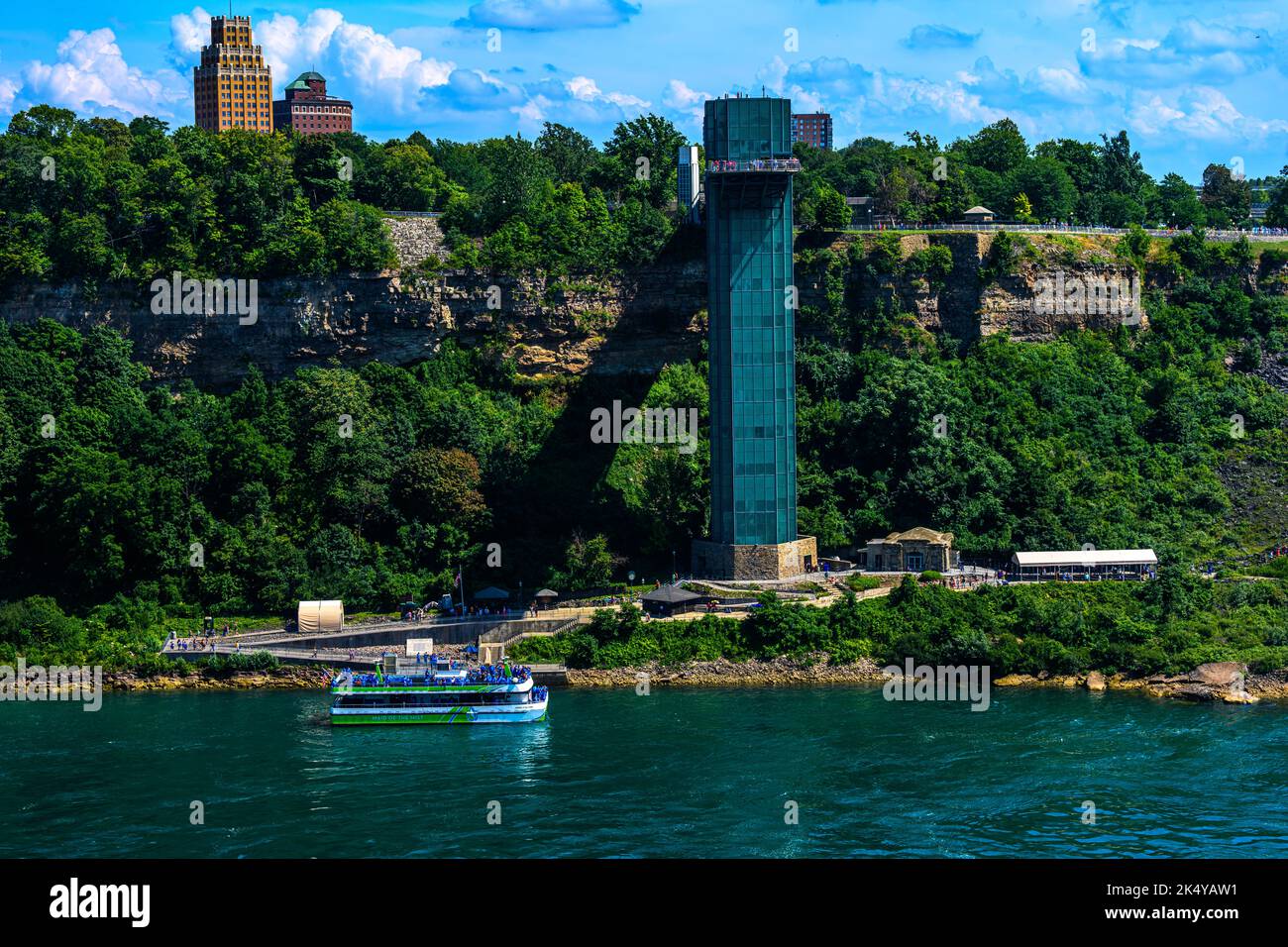 Vista laterale canadese delle cascate del Niagara, delle American Falls, delle Horseshoe Falls, del fiume Niagara, attrazioni turistiche, casinò, fuochi d'artificio e gite in barca al tramonto; Foto Stock