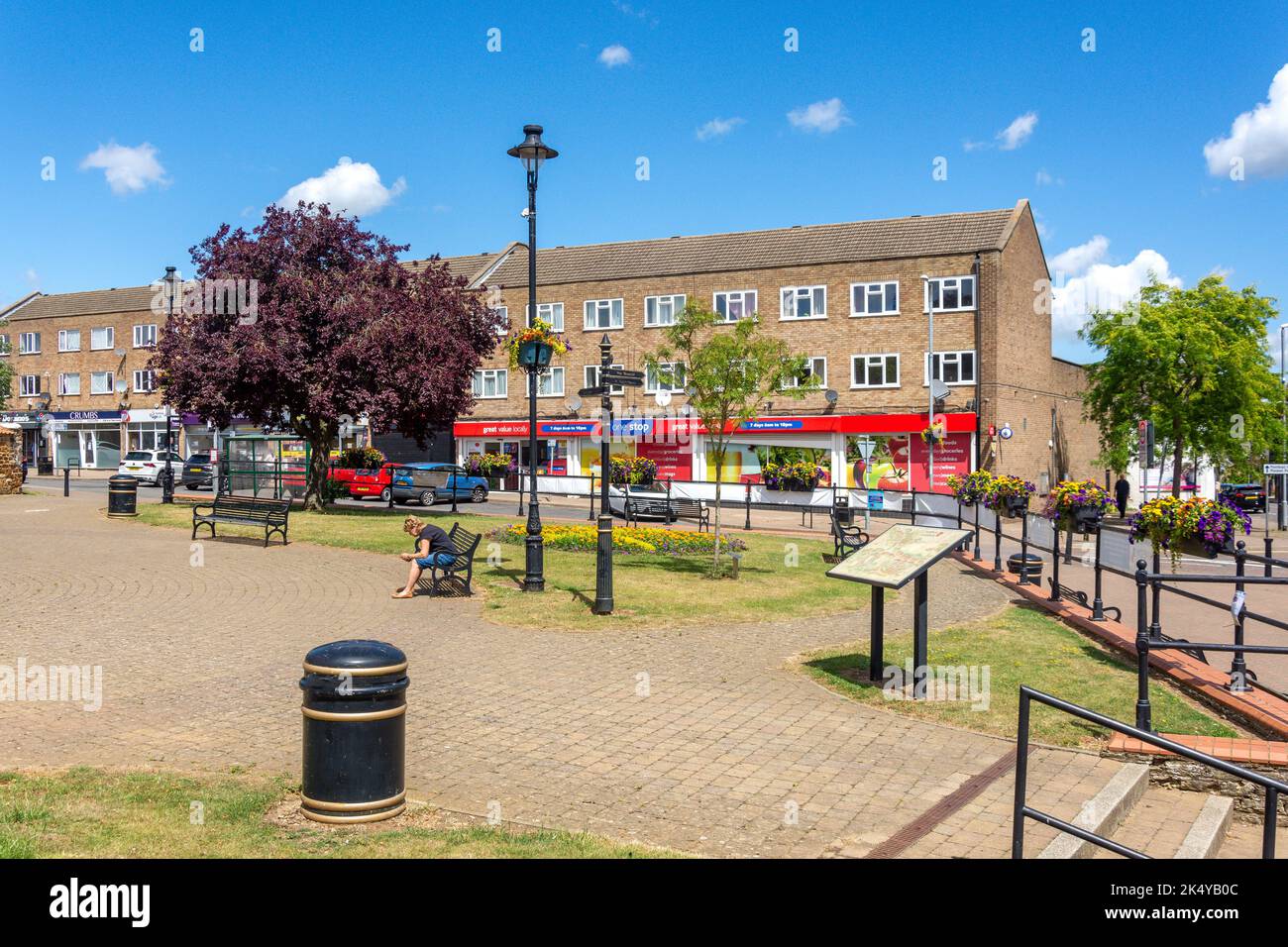 The Green, High Street, Burton Latimer, Northamptonshire, Inghilterra, Regno Unito Foto Stock