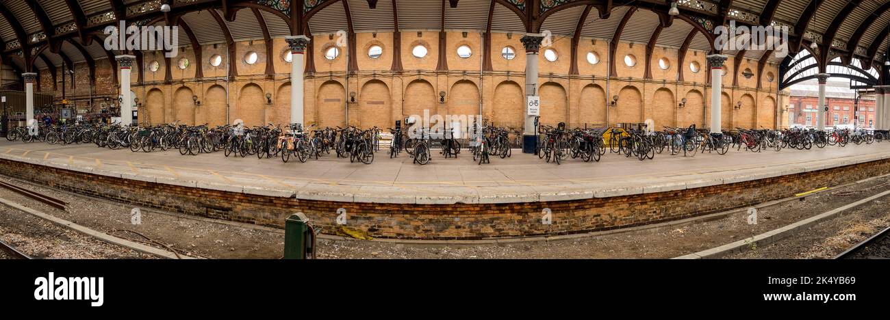 Deposito di cicli di pendolari alla stazione ferroviaria di York. Foto Stock